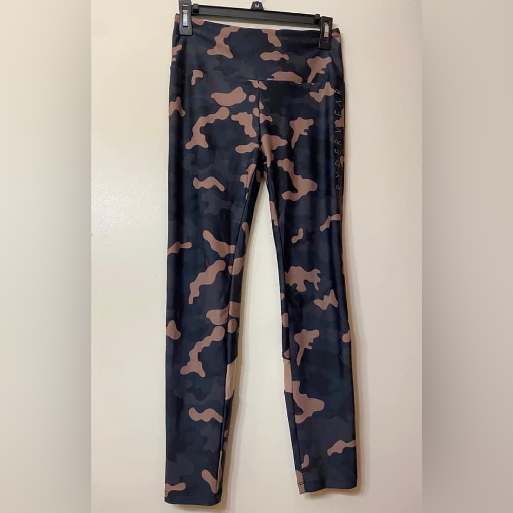 RYDERWEAR:
Brand new, never worn booty scrunch camo leggings. Size M
Price $30